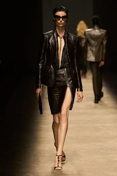 Look 15